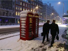 المدارس أغلقت أبوابها والمطارات ألغت بعض من رحلاتها لمواجهة الثلوج.