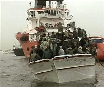 المركب الناجي الوحيد بين أربعة مراكب كانت محملة بالمهاجرين وتحطمت قبالة السواحل الليبية يوم الأحد الماضي، في صورة بثها التلفزيون الليبي أمس 