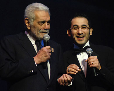 الممثلان عمر الشريف (يسار) وأحمد حلمي يقدمان الحفل الافتتاحي المهرجان.