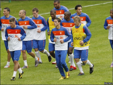 المنتخب الهولندي يضم نخبة من النجوم المحترفين بالخارج.