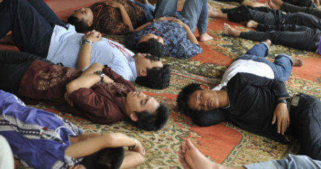 اندونيسيون نائمون في أحد المساجد بانتظار موعد الافطار