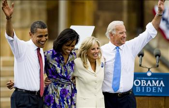 اوباما وبايدن وزوجتاهما ميشال وجيل في ايلينوي أمس الأول