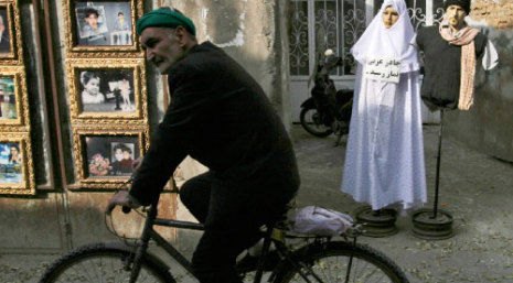 ايراني يمر امام تماثيل لعرض الأزياء في طهران فرضت الشرطة الدينية الحجاب عليها امس.