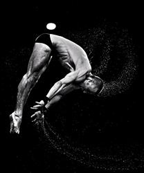 الصورة التي فازت بالمرتبة الثالثة في فئة الرياضة لمصور «وكالة الانباء الالمانية» جوليان واينرايت: رياضي روسي خلال مشاركته في احدى مسابقات العاب القوى في اولمبياد بكين 