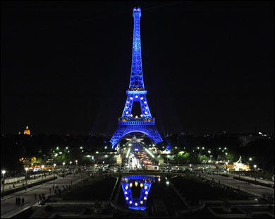برج إيفل الفرنسي يشارك في حملة حماية الأرض