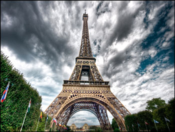 برج إيفل بلونه البني الاكثر تماشيا مع الاسطع الخارجية في باريس