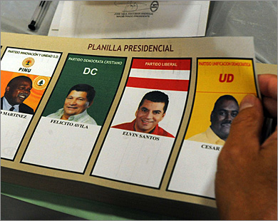 بطاقة تصويت تظهر أسماء وصور المرشحين بانتخابات الرئاسة بهندوراس.
