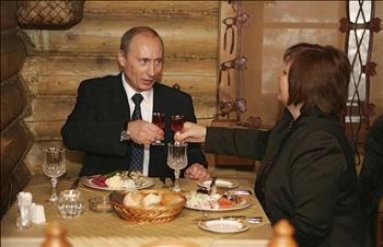 بوتين وزوجته يتناولان الطعام في أحد مطاعم موسكو بعد الإدلاء بصوتيهما في الانتخابات النيابية أمس
