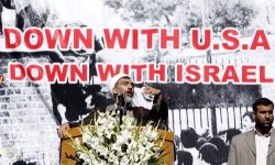 بور محمّدي وخلفه شعارات مندّدة بالولايات المتحدة وإسرائيل في طهران أمس