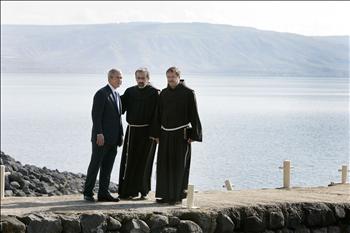بوش برفقة راهبين فرنسيسكان يسيرون في الموقع الذي ألقى فيه المسيح موعظة التطويبات في كفرناحوم قرب بحيرة طبريا في الجليل أمس