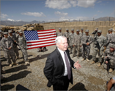 بينما تنخفض نفقات الدفاع في حرب العراق تزداد من الناحية الأخرى في أفغانستان