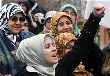تركية تحتج على حظر الحجاب في الجامعات خلال تظاهرة في شباط الماضي في أنقرة