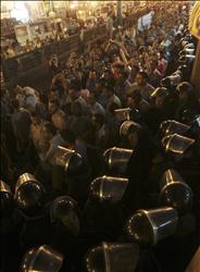 تظاهرة تحاصرها قوات مكافحة الشغب امام جامع الفاتح في القاهرة أمس