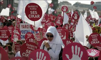 تظاهرة تركية معارضة للانقلابات في أنقرة أمس الأول