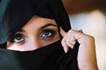تلزم المذيعات السعوديات بارتداء العباءة أثناء الظهور في مختلف البرامج