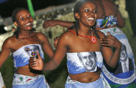نزانيّتان تستقبلان بوش رقصاً في دار السلام أوّل من أمس