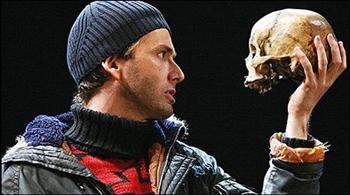 تيننت يحمل جمجمة تشايكوفسكي خلال أحد عروض مسرحية »هاملت«..