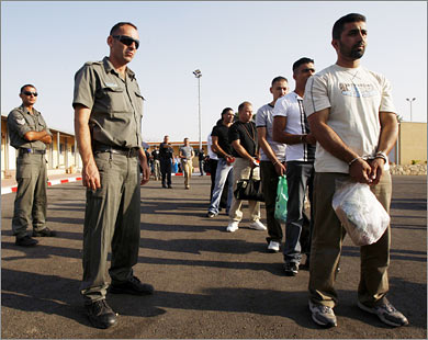 جانب من عملية إفراج السلطات الإسرائيلية عن عشرات الأسرى الفلسطينيين