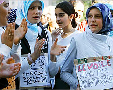 جانب من مظاهرة لمسلمات بفرنسا احتجاجا على منع الحجاب