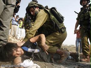 جندي إسرائيلي أثناء محاولة احتجاز متظاهر فلسطيني