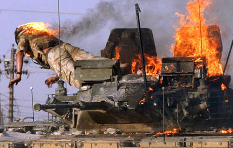 جندي بريطاني يحترق بعد تفجير آليته في البصرة 2005.
