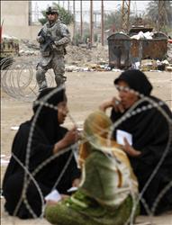 http://www.aljaml.com/files/جندي من قوات الاحتلال الأميركي خلال دورية في البصرة أمس.jpg