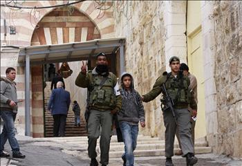 جنديان من الاحتلال يعتقلان طفلاً فلسطينياً في الخليل أمس
