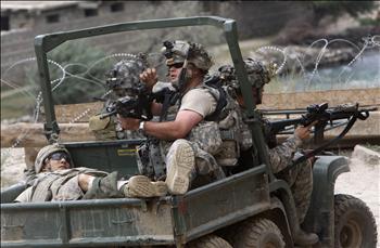 جنود أميركيون ينقلون زميلاً لهم أصابه قناص في ولاية نورستان شرقي أفغانستان أمس