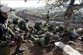 جنود إسرائيليون خلال تدريبات عسكرية في الجولان المحتل أمس