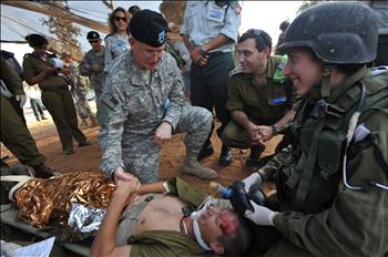 جنود إسرائيليون يستمعون إلى شرح جنرال أميركي خلال مناورة في قاعدة عسكرية قرب تل أبيب أمس