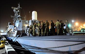 جنود من الاحتلال على متن سفينة حربية في مرفأ حيفا أمس الأول استعداداً للمشاركة في اعتراض