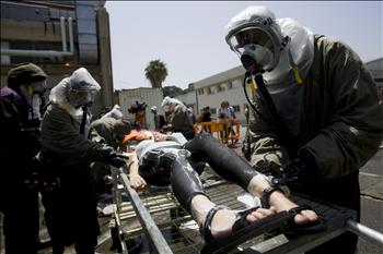 جنود وأطباء إسرائيليون يشاركون في المناورة في أحد مستشفيات حيفا أمس