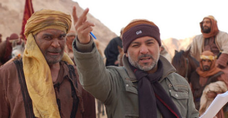 حاتم علي مع محمد مفتاح خلال تصوير «صراع على الرمال».