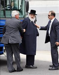 حاخام يهودي خلال إدخاله إلى المحكمة الفدرالية في نيوجرسي أمس الأول