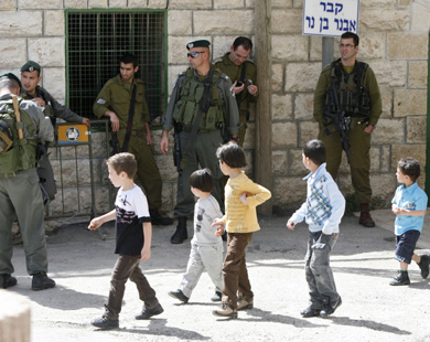 حتى الأطفال استخدمهم الجنود الإسرائيليون أدوات في حربهم