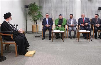 خامنئي مستقبلاً رؤساء الدول المجاورة بحضور نجاد في طهران أمس.