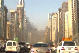 /دخان أسود كثيف يغطي سماء دبي