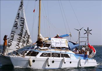 دعاة السلام اليهود قبالة سواحل مدينة فاماغوستا في قبرص الشمالية أمس
