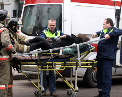رجال إسعاف ينقلون مصابا من إحدى محطتين بمترو موسكو استهدفتا بالانفجار.