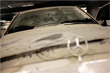 رسالة «وداع» على زجاج احدى السيارات في مطار دبي