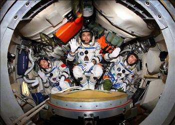 رواد الفضاء الصينيون الثلاثة في المركبة شينتشو