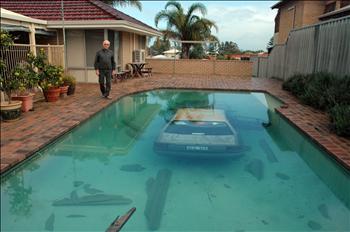 روبينز يلقي نظرة على السيارة الغارقة في حمام السباحة الخاص بمنزله في بيرت في استراليا