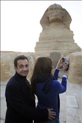 ساركوزي وصديقته كارلا بروني أمام تمثال أبو الهول أمس