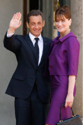 ساركوزي وكارلا بروني على مدخل الإليزيه