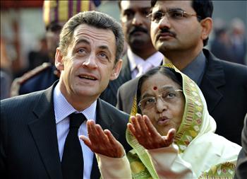ساركوزي يتحدث إلى الرئيسة الهندية براتيبها باتيل في نيودلهي أمس.