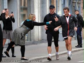 ساركوزي يمارس رياضة الجري بشوارع باريس