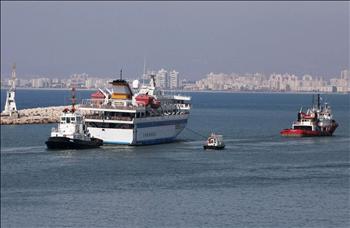 سفينة «مرمرة» خلال قطرها إلى خارج ميناء حيفا أمس.