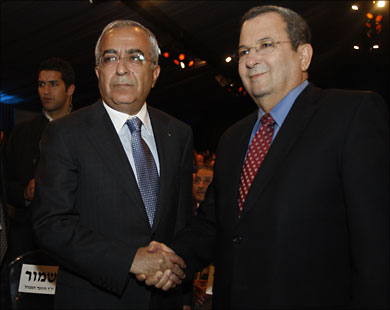سلام فياض في لقاء مع وزير الدفاع الإسرائيلي إيهود باراك قبل شهرين بهرتسيليا