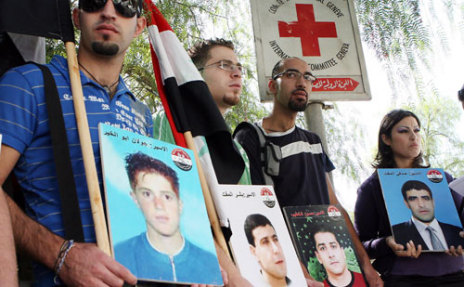 وريّون خلال احتجاج تضامنيّ مع الأسرى في السجون الإسرائيليّة أمام مبنى الصليب الأحمر في دمشق الثلاثاء الماضي