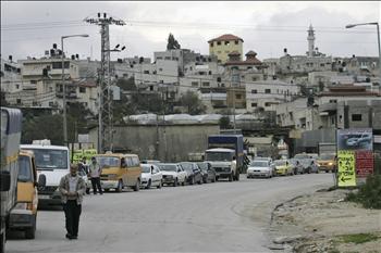 سيارات فلسطينية تنتظر عبور نقطة تفتيش للاحتلال في نابلس في الضفة الغربية أمس
